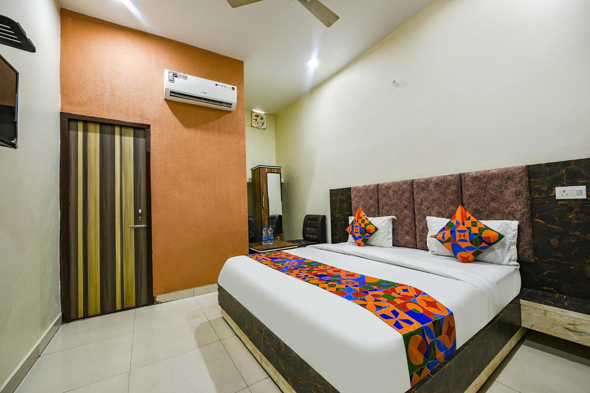 OYO 8452 Hotel Galaxy Nayagaon Exterior foto